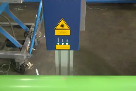 Polytec LSV-1000激光速度传感器实时非接触测量绿色管道表面速度与长度,助力工业过程控制
