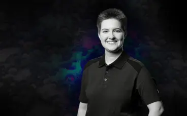 笑容自信的年轻人员工，身穿Polytec黑色工装，背景为暗色科技风格，体现专业测量与技术支持氛围。